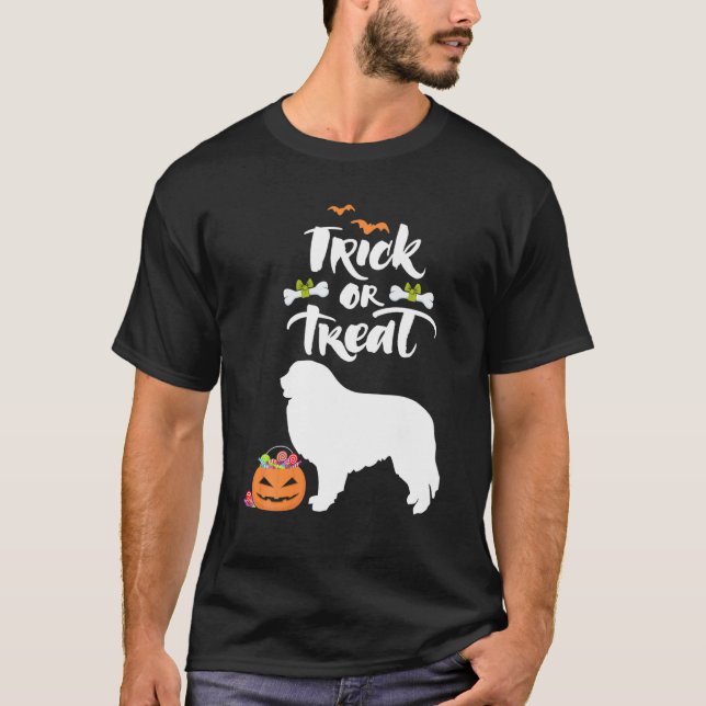Camiseta Trick Ou Tratar Pirenéus De Excelente Cachorro Hal (Frente)