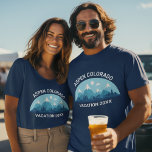 Camiseta Trilha de Esqui Personalizada no Colorado Nome da<br><div class="desc">Camisetas da família personalizadas para sua fuga de esqui para as montanhas do Colorado durante suas férias de inverno. Esta legal pista de esqui apresenta um desenho fofo de montanhas com capas de neve e uma paisagem azul. Uma camiseta da natureza excelente para uma família amante do exterior para a...</div>