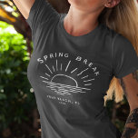 Camiseta Trilha de Namorada de Verão com Interrupção de Mol<br><div class="desc">Abrace o minimalismo chic das férias de primavera com esta equipe personalizada celebrando a fuga do seu esquadrão de meninas! Descarte os slogans turistas e mostre o espírito sofisticado do seu esquadrão com um logotipo moderno e elegante com seu destino escolhido. Cada olhadela sussurra, "O salto da primavera deu certo....</div>