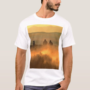 Camiseta Trio Cowboy: Galope de Fundo Montanhoso.
