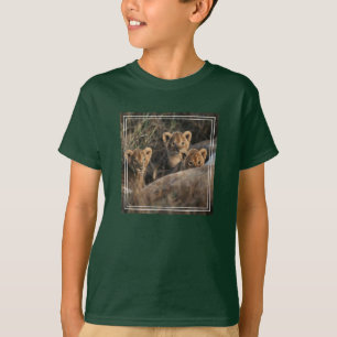 Camiseta Trío de cachorros de leão com a mãe