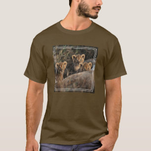 Camiseta Trío de Filhotes de Leão com a Mãe