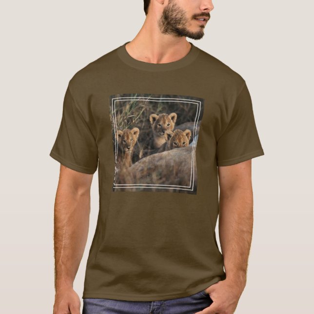 Camiseta Trío de Filhotes de Leão com a Mãe (Frente)