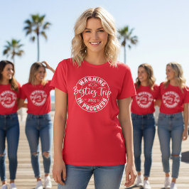 Camiseta Trip. Besties de Aviso em Andamento Branco em Verm