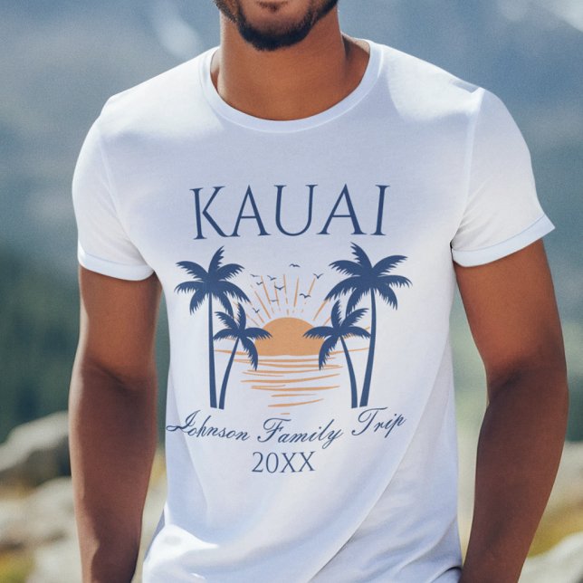 Camiseta Trip T-Shirt da Família Kauai Hawaii (Man wearing a Kauai family trip t-shirt with a sunset and palm tree design.)