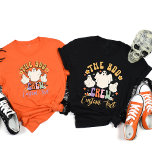 Camiseta Tripulação de Boo Personalizada que Corresponde ao<br><div class="desc">Prepare-se para celebrar o Dia das Bruxas em estilo retrô com nossa camiseta traiçoeira personalizada. Estas camisas de Halloween personalizadas são perfeitas para grupos de amigos, famílias, ou qualquer equipe de Halloween que quer fazer uma declaração assustadora e divertida. Com um design de "Boo Crew" divertido, estas camisas podem ser...</div>