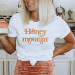 Camiseta Trixie Retro 70's Themed Honeymoonin' Bride<br><div class="desc">Esta camisa da noiva da lua de mel apresenta uma fonte temática retrô dos anos 70 com uma cor laranja cremosa. Esta camisa faz o presente perfeito para uma noiva ser no fim de semana de chá de panela ou solteira para que ela possa vestir na lua de mel. As...</div>