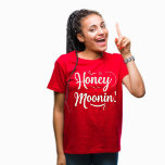 Camiseta Trixie Retro 70's Themed Honeymoonin' Bride<br><div class="desc">A camisa da noiva da lua de mel da Tríplice Retro 70's Themed Honeymoonin' Esta camisa de noiva da lua de mel apresenta uma fonte temática retrô dos 70 com uma cor laranja cremosa. Esta camisa faz o presente perfeito para uma noiva ser no fim de semana de chá de...</div>