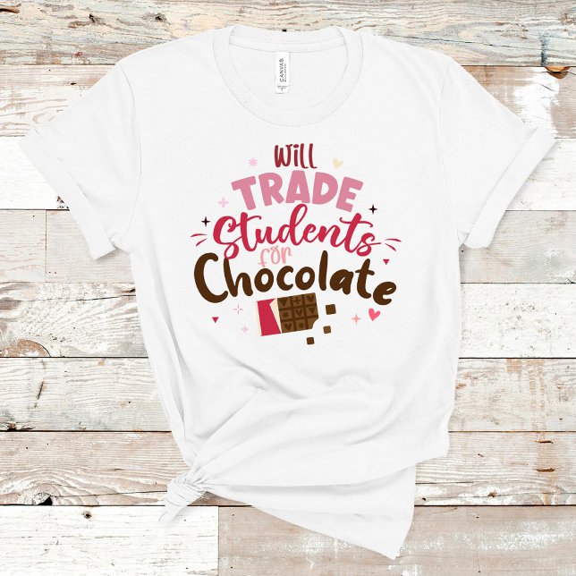 Camiseta Trocará estudantes por Namorados Engraçado de Choc (Will Trade Students for Chocolate Funny Valentine T-Shirt on a wooden table.)