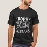 Camiseta Trophy Husband 20XX t shirt<br><div class="desc">Troféu Husband 20XX camisa Legal de olhar aflita design.  Engraçado ideia de presente de casamento para noivo/marido. Ano personalizável.</div>