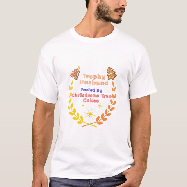 Camiseta Trophy Husband Fueled by Christmas Tree Cakes (Frente)