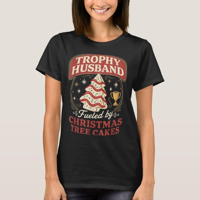 Camiseta Trophy Husband Fueled By Christmas Tree Cakes Funn (Frente)