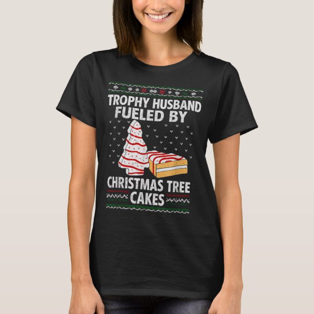Camiseta Trophy Husband Fueled By Christmas Tree Cakes Funn (Frente)