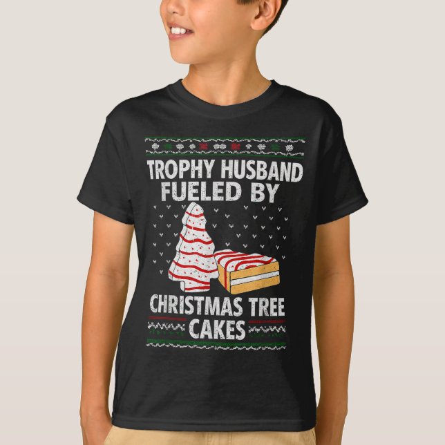 Camiseta Trophy Husband Fueled By Christmas Tree Cakes Funn (Frente)