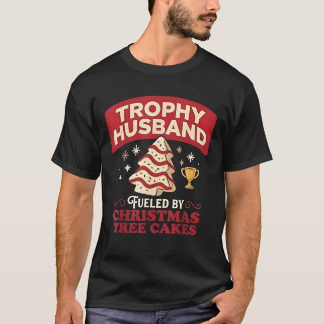 Camiseta Trophy Husband Fueled by Christmas Tree Cakes Funn (Frente)