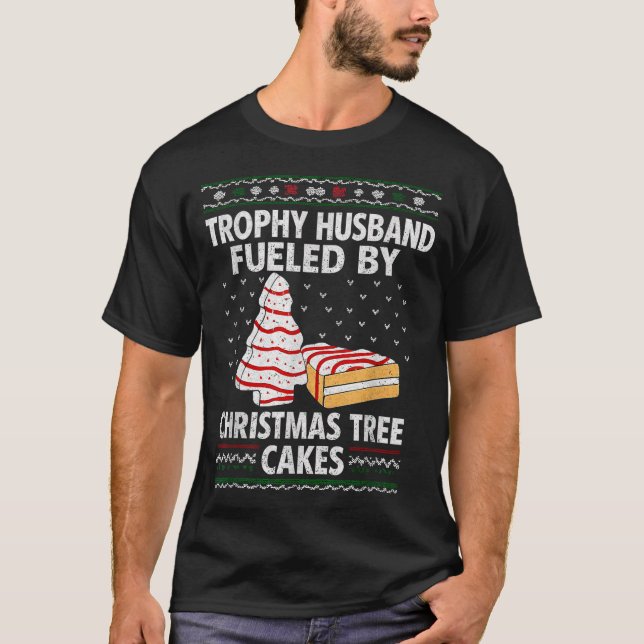 Camiseta Trophy Husband Fueled By Christmas Tree Cakes Funn (Frente)