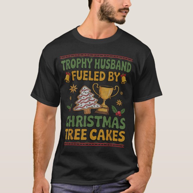 Camiseta Trophy Husband Fueled By Christmas Tree Cakes Ugly (Frente)
