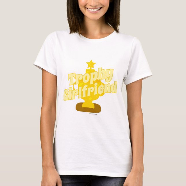 Camiseta Trophy Namorada Cheeky Humor Motto Cartoon (Frente)