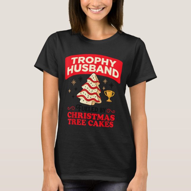 Camiseta Trophy Retro Husband Fueled By Christmas Tree Cake (Frente)