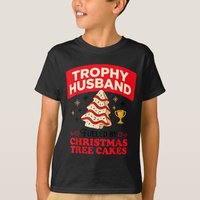 Camiseta Trophy Retro Husband Fueled By Christmas Tree Cake (Frente)