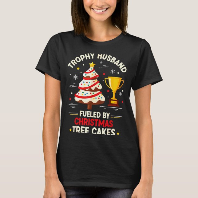 Camiseta Trophy Retro Husband Fueled By Christmas Tree Cake (Frente)