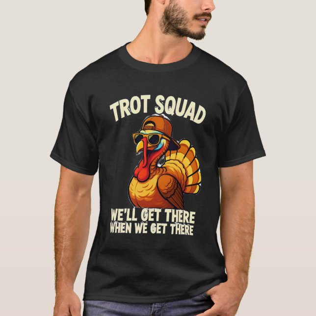 Camiseta “TROT SQUAD” and “WE’LL GET THERE WHEN WE GET THER (Frente)