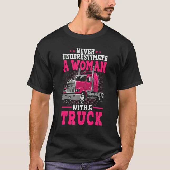 Camiseta Truck Driver Woman  Never Underestimate Woman With (Frente)