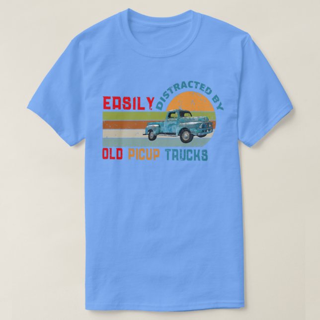 Camiseta Truck Easily Distracted By Old Pickup Trucks Funny (Frente do Design)