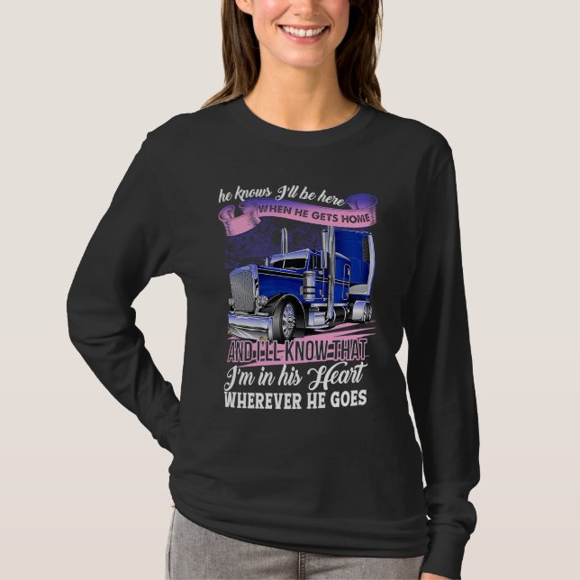 Camiseta Trucker's Wife He Knows I'll Be Here When He Gets  (Frente)