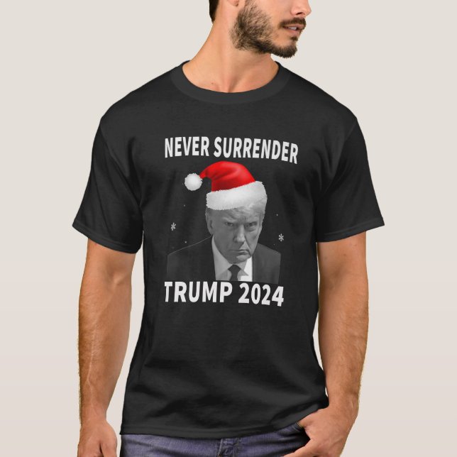 Camiseta Trump 2024 Mug Shot Nunca Renda Engraçado Pro Trum (Frente)