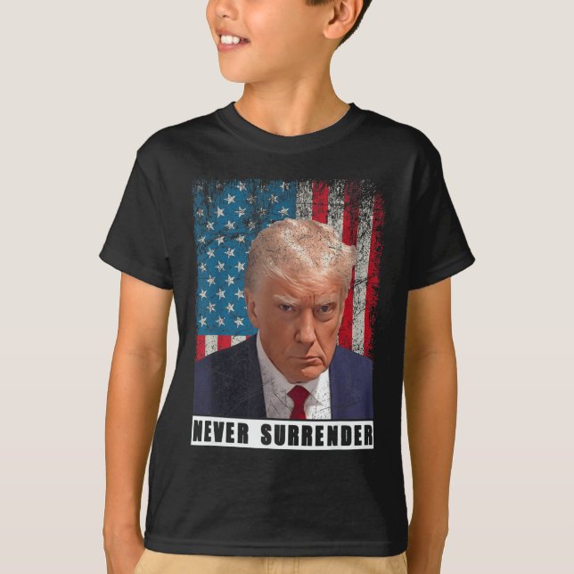 Camiseta Trump 2024 Mug Shot Presidente Nunca Entregue Sina (Frente)