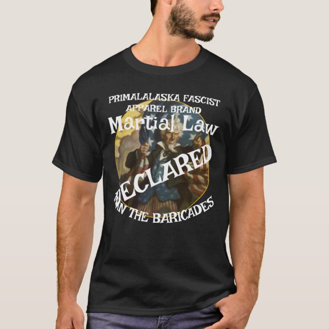 CAMISETA TRUMP DECLARA O DIREITO MARCIAL O HOMEM DAS BARRIC (Frente)