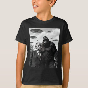 Camiseta Trump Encontra Bigfoot Óvni Alien Encontro Extrate