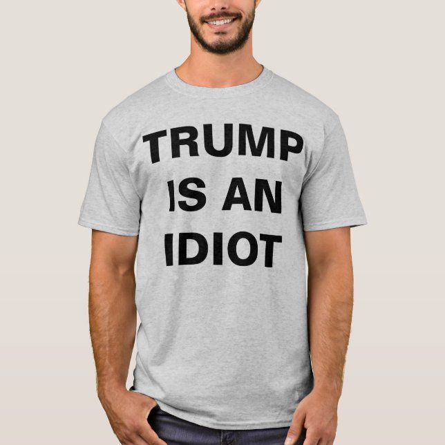 Camiseta Trump Is An Idiot Men's Classic T-Shirt (Frente)