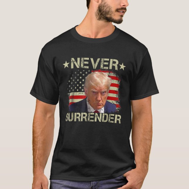 Camiseta Trump Mug nunca rende Pro Trump American (Frente)