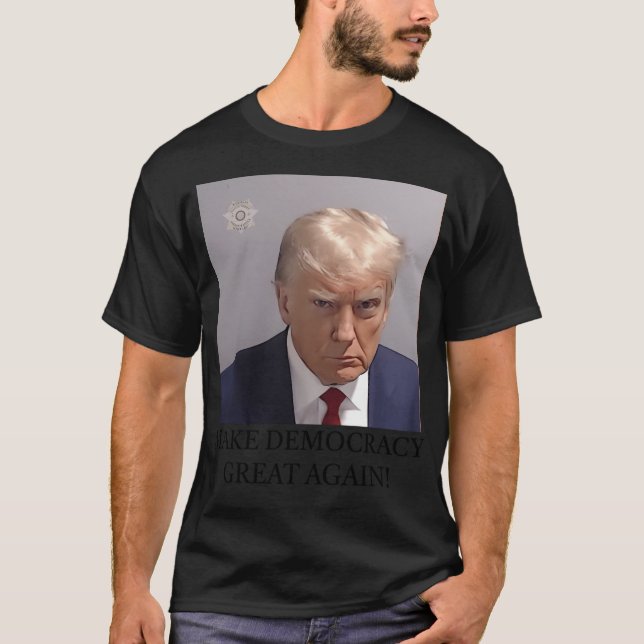 Camiseta Trump Mugshot Torne O Excelente Da Democracia Nova (Frente)