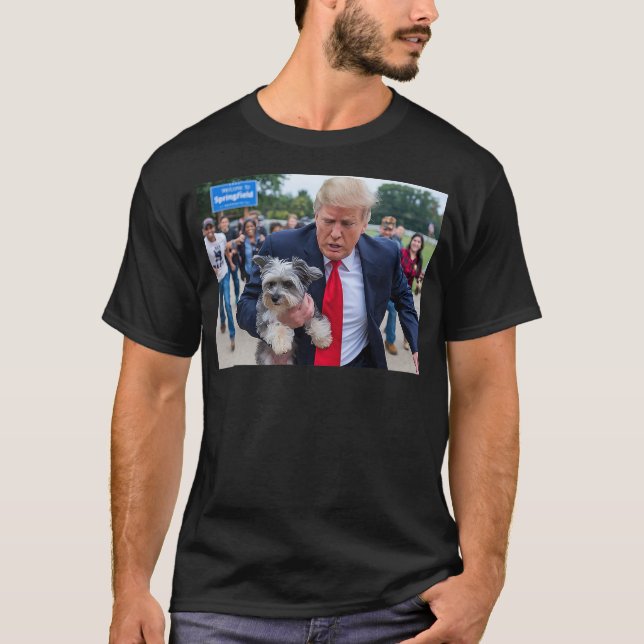 Camiseta Trump Saving A Dog Funny Eating Dogs Political Hum (Frente)