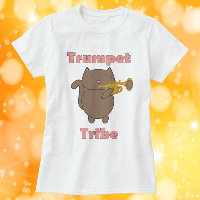 Camiseta Trumpet Tribe Brown Cat Pink (A tshirt with a brown cat playing the trumpet and the words trumpet tribe in pink.)
