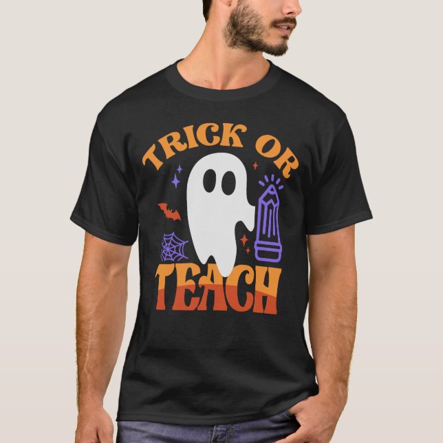 Camiseta Truque ou Ensino - Groovy Retro Halloween (Frente)