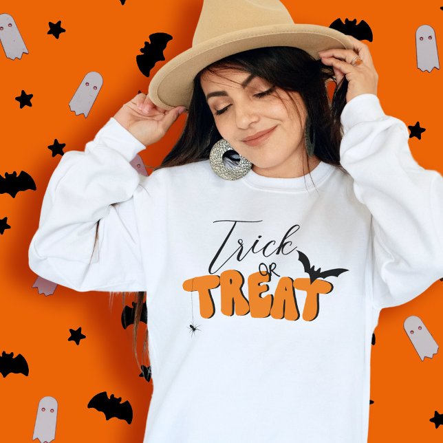 Camiseta Truque retrorreflector do Dia das Bruxas ou Tratar (Trick or Treat hand drawn block letter retro typography Halloween with bat and spider)