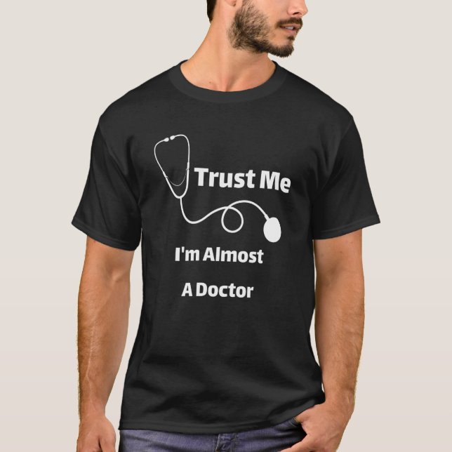 Camiseta Trust Me I'm Almost A Doctor Funny Students (Frente)