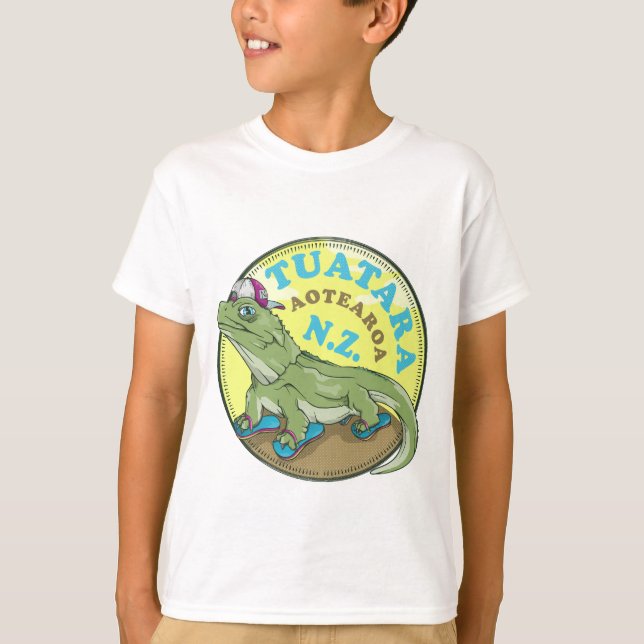 Camiseta Tuatara Vestindo Jandals (Frente)
