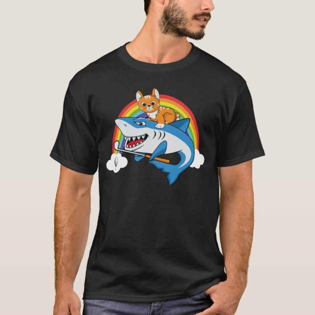 Camiseta Tubarão-Anel-Gato Jogando Golfe Com Gráfico Arco-Í (Frente)
