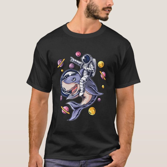 Camiseta Tubarão Astronauta No Aniversário Do Espaço Exteri (Frente)