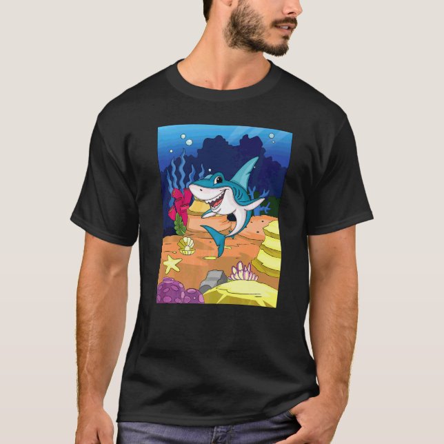 Camiseta Tubarão Azul Nadando Sob O Oceano Com Sorriso Gran (Frente)