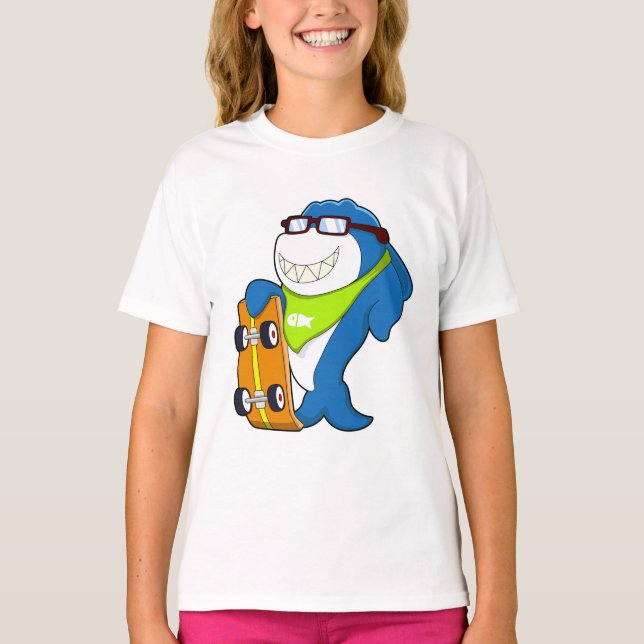 Camiseta Tubarão como skater com skate (Frente)