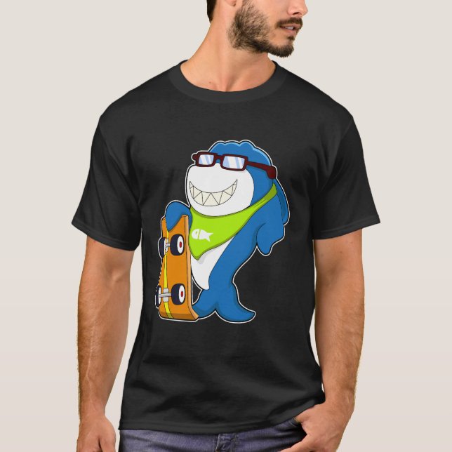Camiseta Tubarão como skater com skate (Frente)