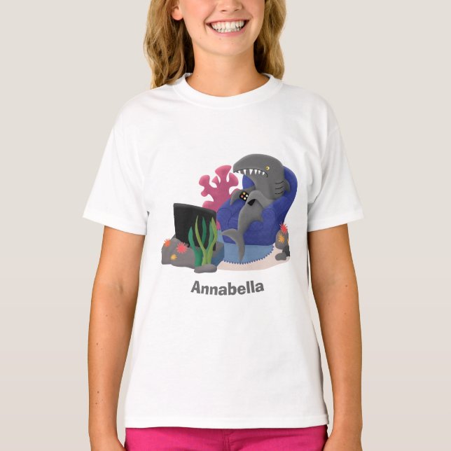 Camiseta Tubarão engraçado assistindo desenhos animados na  (Frente)
