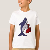 Tubarão engraçado que joga a arte do saxofone