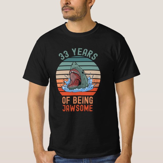 Camiseta Tubarão-Presente de 33 anosCerca de 33 anos (Frente)